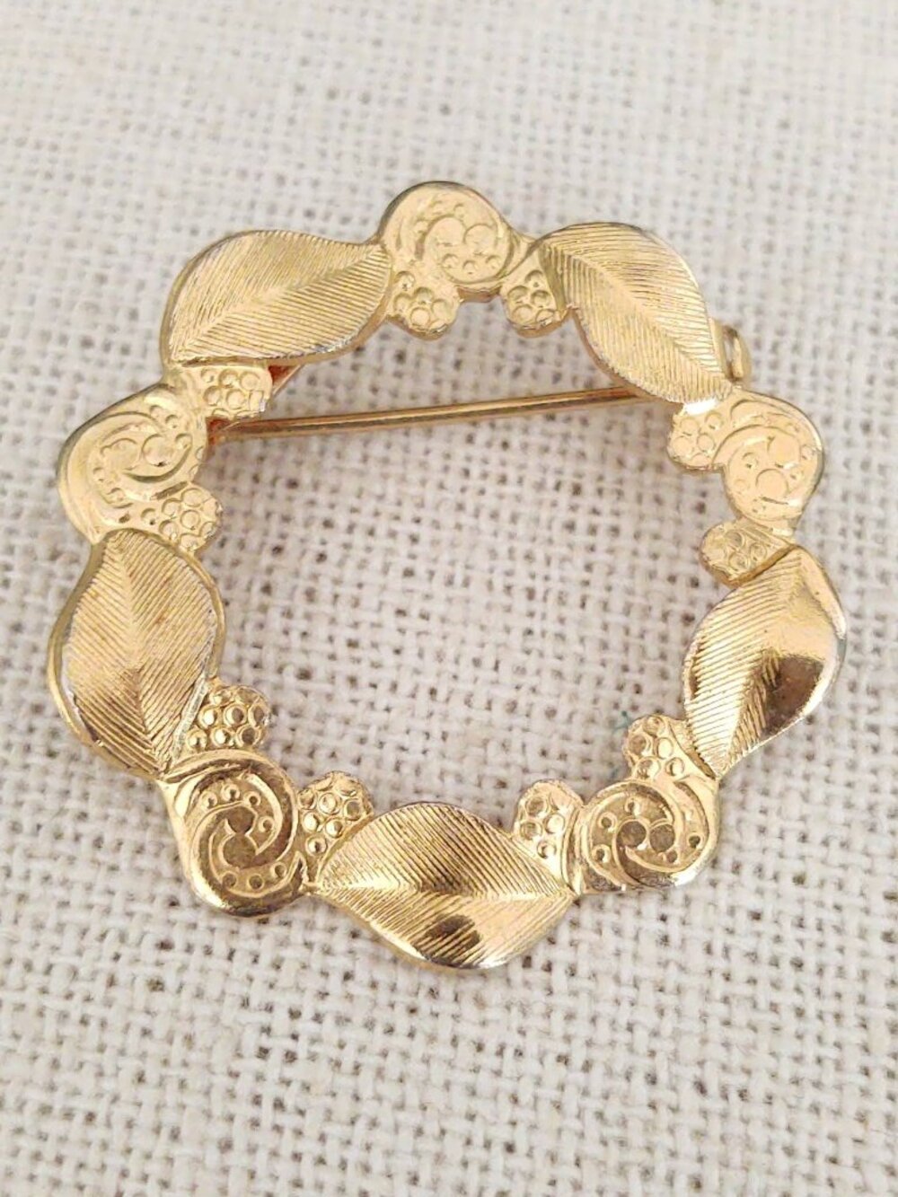 Shiny gold wreath brooch